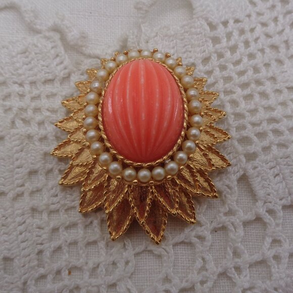 Vintage EMMONS Dawning Glory Coral Cabochon Gold Tone SUNBURST BROOCH - Picture 2 of 6
